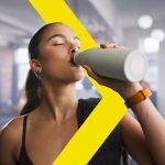 A cosa servono i sali minerali nello sport? Ragazza che beve dalla borraccia