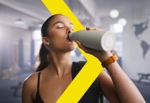 A cosa servono i sali minerali nello sport? Ragazza che beve dalla borraccia