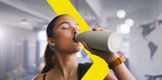 A cosa servono i sali minerali nello sport? Ragazza che beve dalla borraccia
