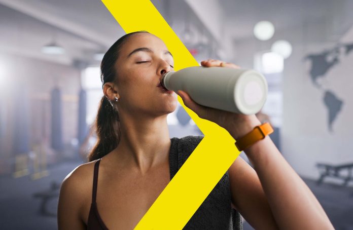 Copertina Sali Minerali Ragazza che beve dalla borraccia