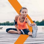 L’importanza dello stretching post gara Ragazza che fa stretching