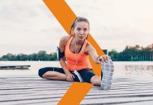 L’importanza dello stretching post gara Ragazza che fa stretching