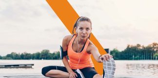 L’importanza dello stretching post gara Ragazza che fa stretching