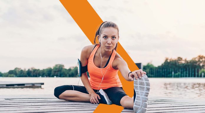L’importanza dello stretching post gara Ragazza che fa stretching