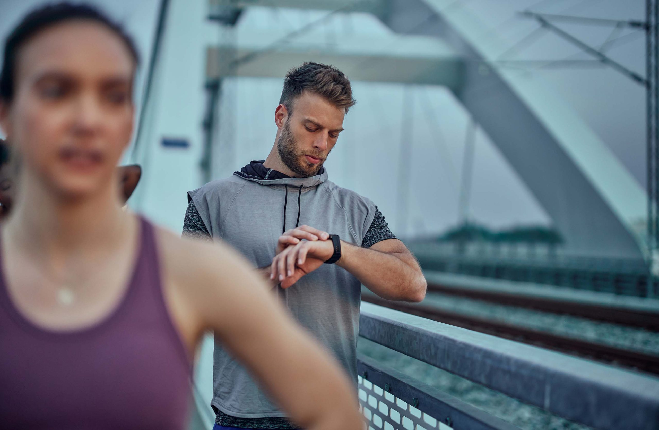 ragazzo che guarda l'orologio