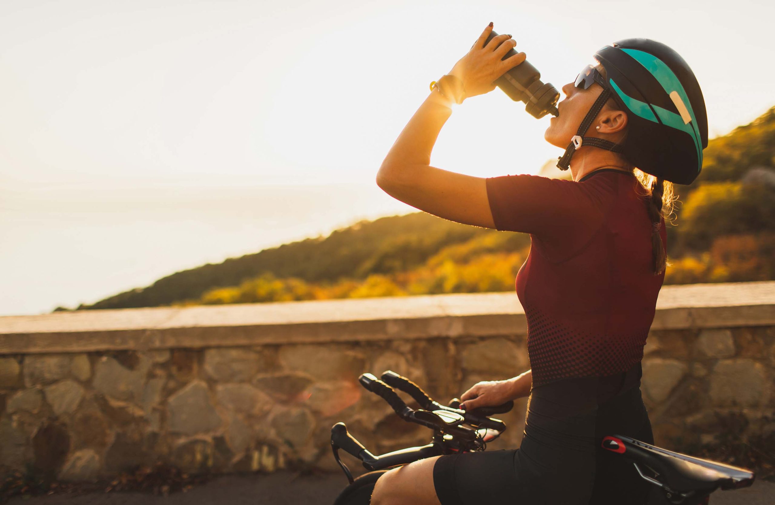 Ciclista beve dalla borraccia