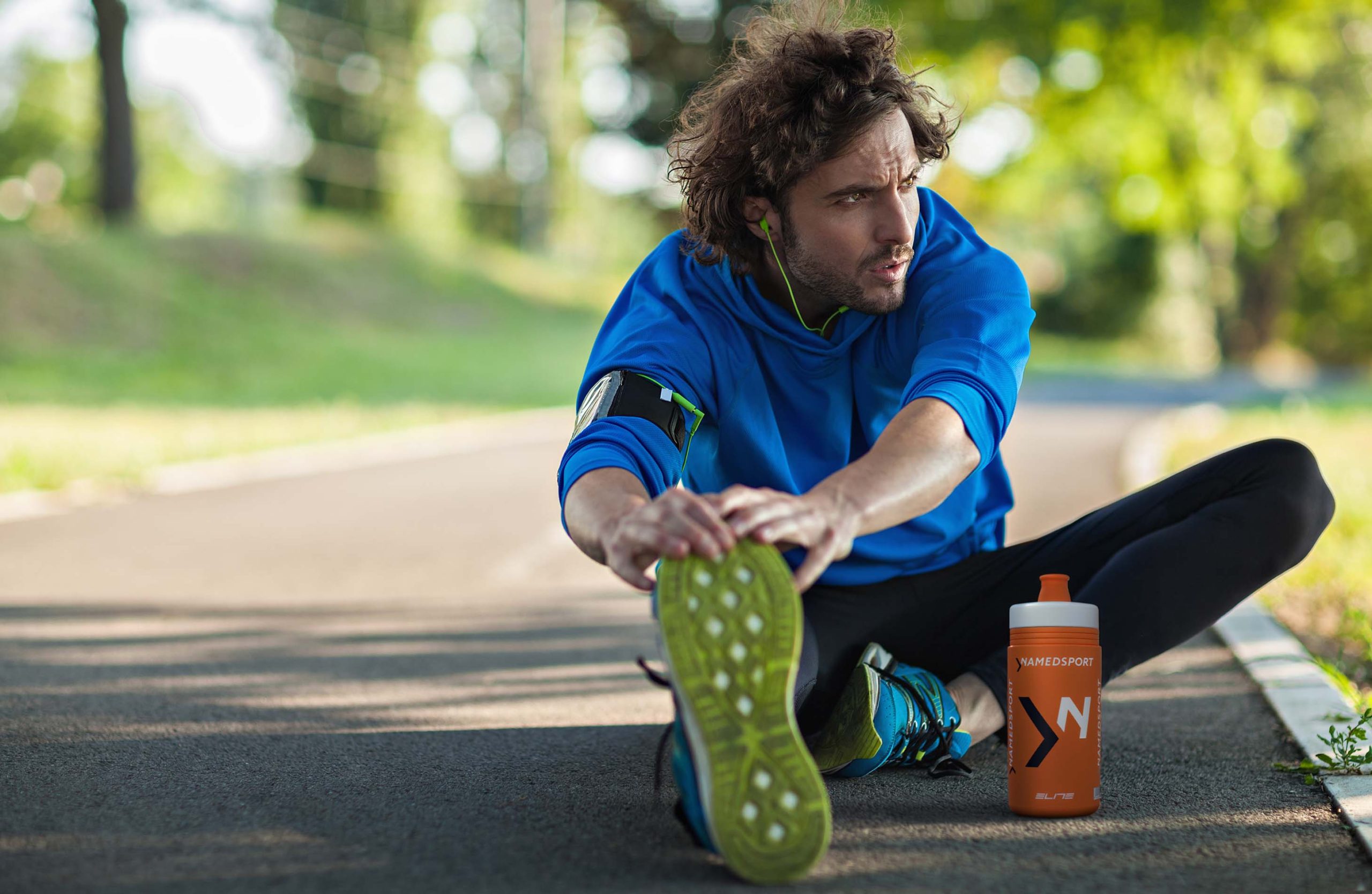 Corridore che fa pausa con la Sportbottle di fianco
