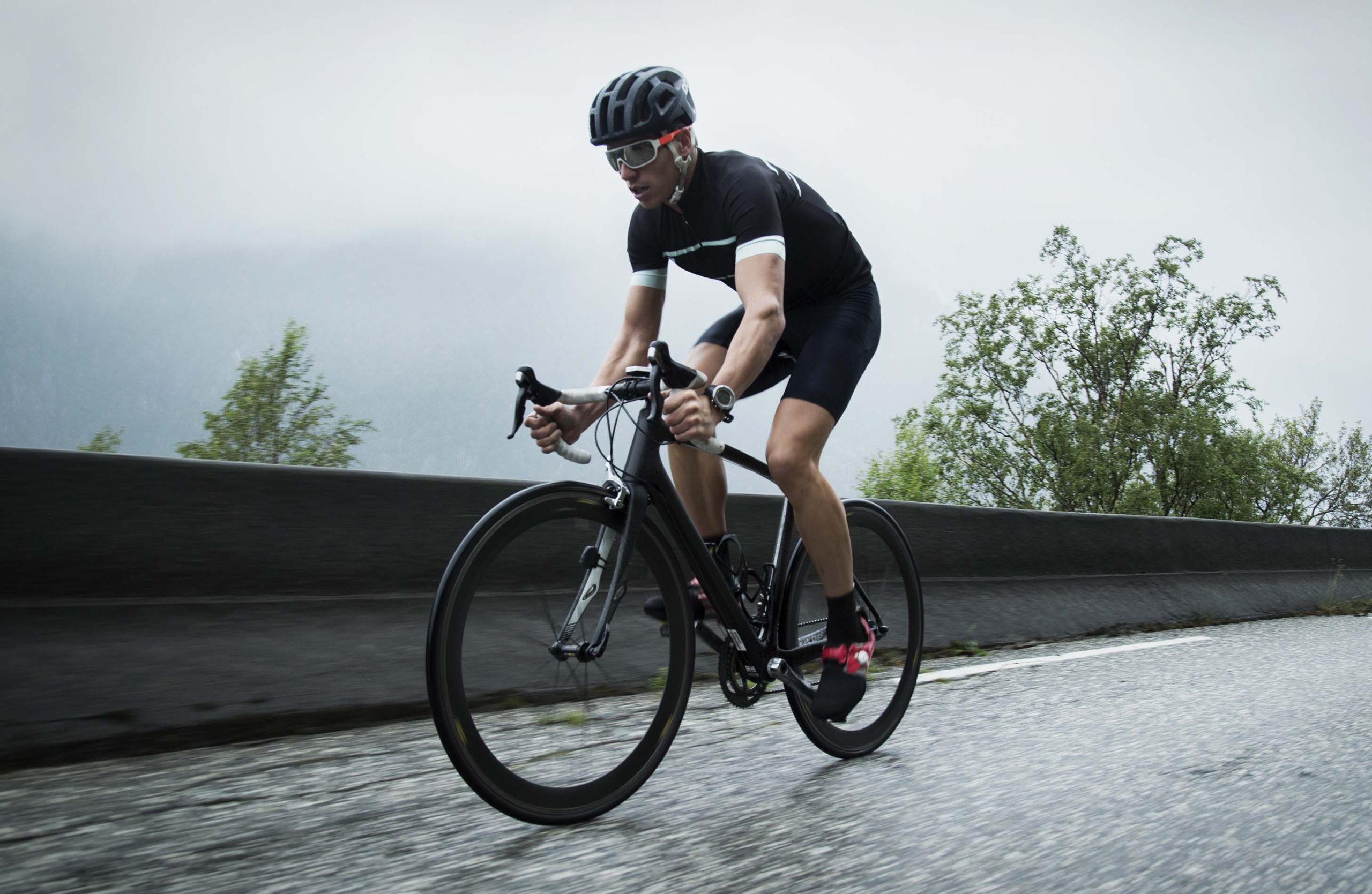 Ciclista che corre in strada
