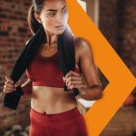 Come combattere il caldo quando si fa sport Ragazza in pausa da una sessione di sport