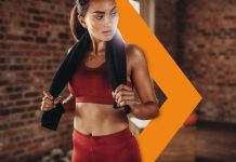 Come combattere il caldo quando si fa sport Ragazza in pausa da una sessione di sport