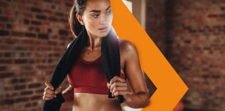 Come combattere il caldo quando si fa sport Ragazza in pausa da una sessione di sport