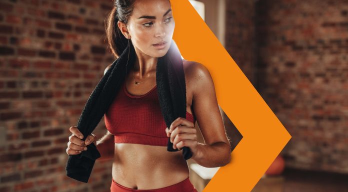 Come combattere il caldo quando si fa sport Ragazza in pausa da una sessione di sport