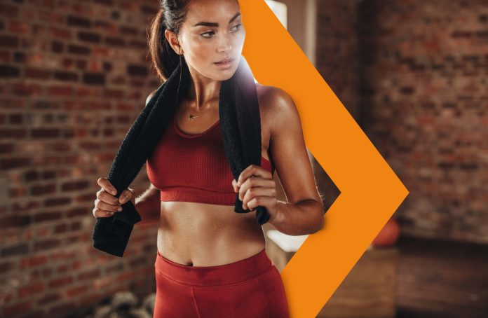 Ragazza in pausa da una sessione di sport
