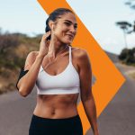 Vitamina D: quando assumerla e perché è importante per chi fa sport Ragazza ascolta musica mentre fa sport all'aria aperta