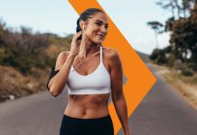 Vitamina D: quando assumerla e perché è importante per chi fa sport Ragazza ascolta musica mentre fa sport all'aria aperta