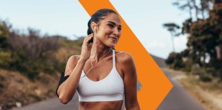 Vitamina D: quando assumerla e perché è importante per chi fa sport Ragazza ascolta musica mentre fa sport all'aria aperta