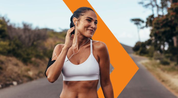 Vitamina D: quando assumerla e perché è importante per chi fa sport Ragazza ascolta musica mentre fa sport all'aria aperta