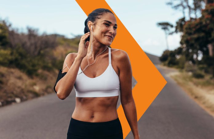 Vitamina D 290726 Ragazza ascolta musica mentre fa sport all'aria aperta