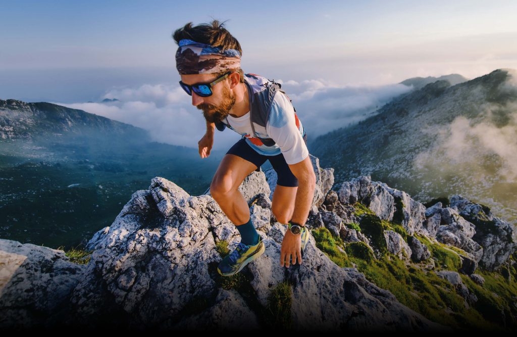 Uomo cammina sulla cima di una montagna